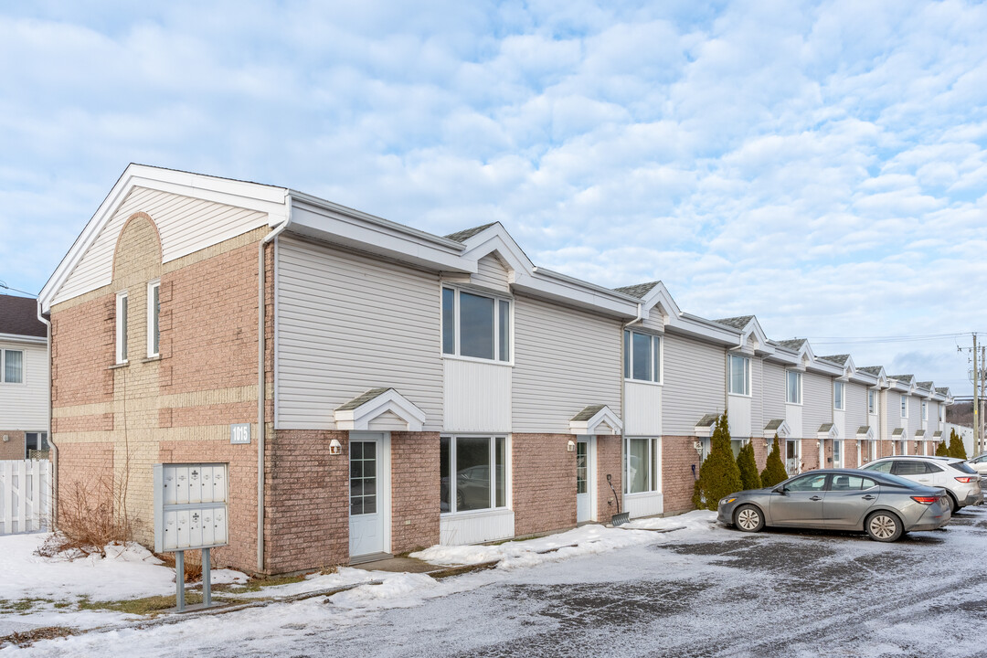 1015 De La Prairie St in Lévis, QC - Building Photo