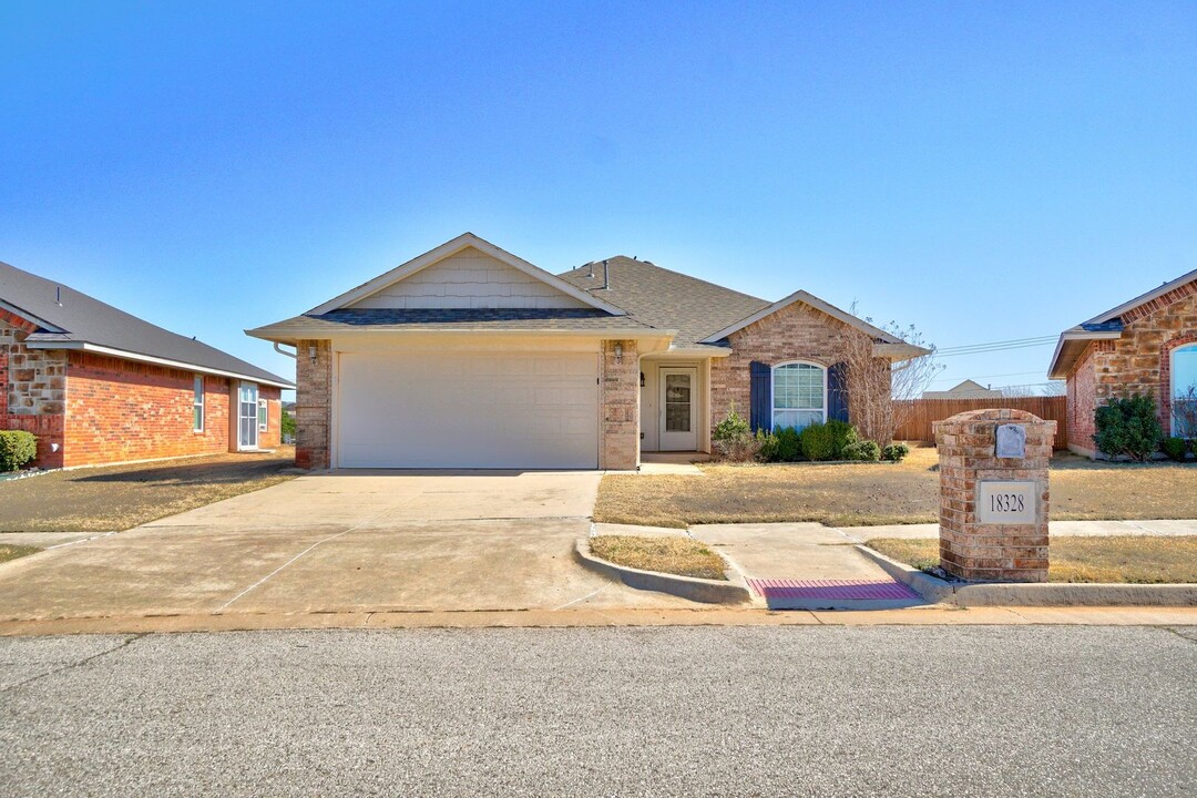 18328 Camborne Ave in Edmond, OK - Building Photo