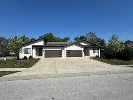 100-102 E Maplewood Ln in Raymore, MO - Building Photo