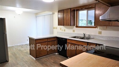 4326 Pine Rd NE in Bremerton, WA - Foto de edificio - Building Photo