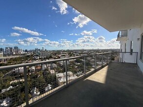 10 SW South River Dr in Miami, FL - Building Photo - Building Photo