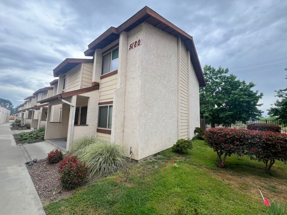 5180 N River Rd in Oceanside, CA - Foto de edificio