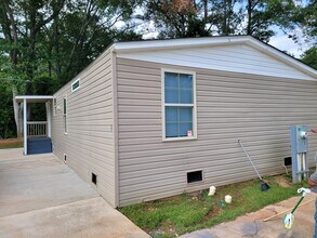 716 N Houston Lake Blvd in Centerville, GA - Foto de edificio - Building Photo