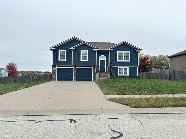 612 Fall Creek Dr in Belton, MO - Building Photo - Building Photo