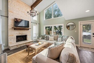 3203 Poe Dr in Montgomery, TX - Foto de edificio - Building Photo