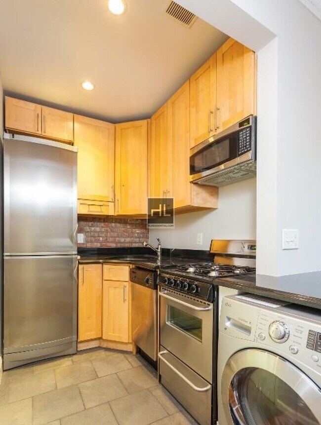 East 50th Street, Unit 2B in New York, NY - Foto de edificio - Building Photo