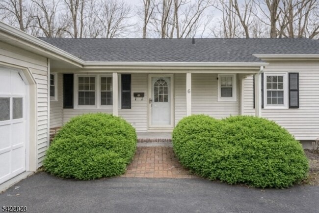 6 Windsor Way in Berkeley Heights, NJ - Building Photo - Building Photo