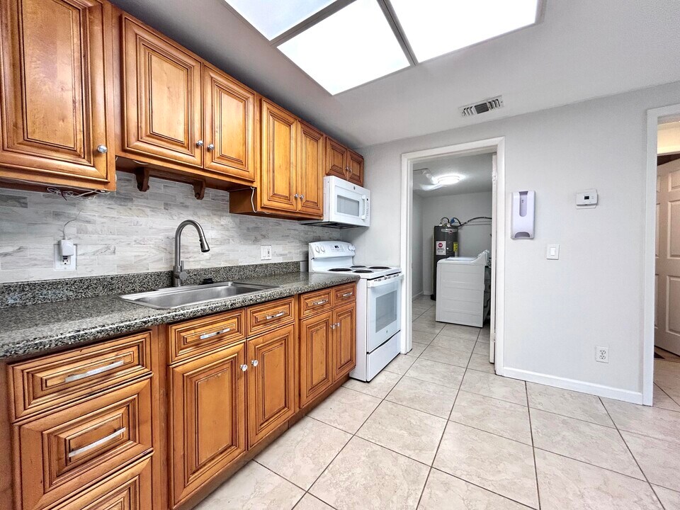 7168 Southgate Blvd in Tamarac, FL - Building Photo