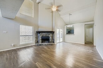 1322 Jasmine Dr in Lewisville, TX - Foto de edificio - Building Photo