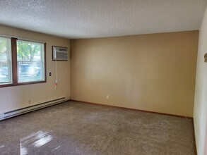 1229 1st Ave SE in Watertown, SD - Building Photo - Building Photo