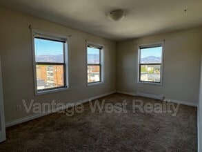 598-598 Sutherland Ave in Kelowna, BC - Building Photo - Building Photo