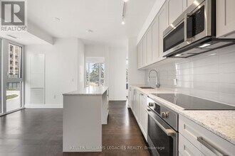 293-293 The Kingsway in Toronto, ON - Building Photo - Building Photo