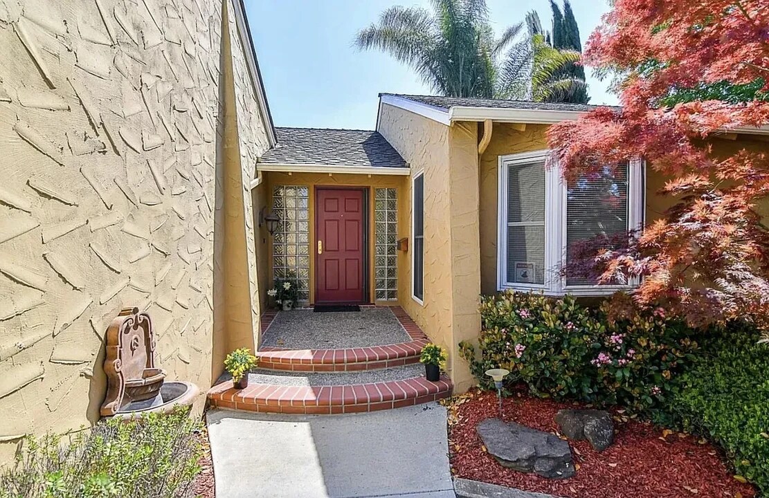 334 Los Pinos Way in San Jose, CA - Building Photo