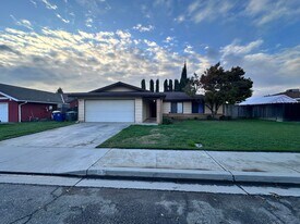 112 Holiday Way in Chowchilla, CA - Building Photo