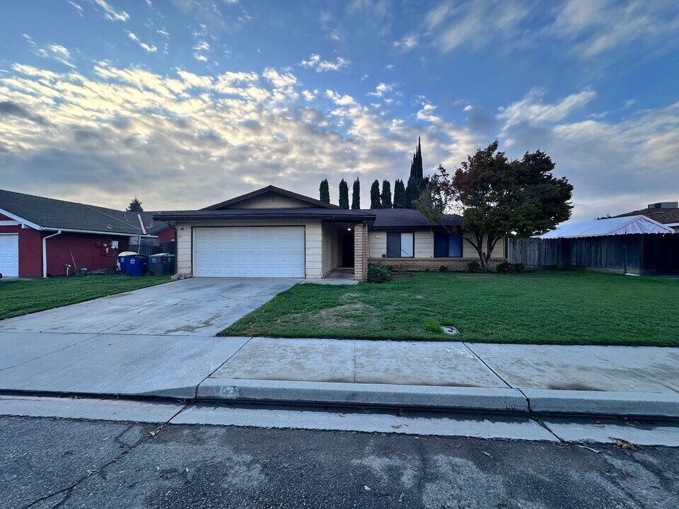 112 Holiday Way in Chowchilla, CA - Building Photo