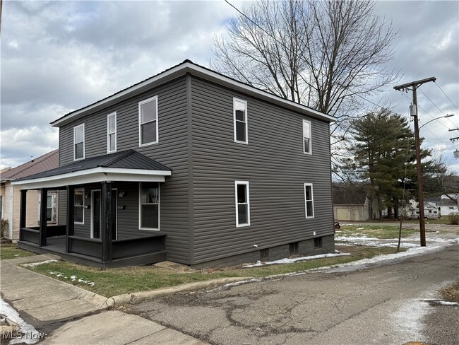 216 S 5th St in Byesville, OH - Foto de edificio - Building Photo