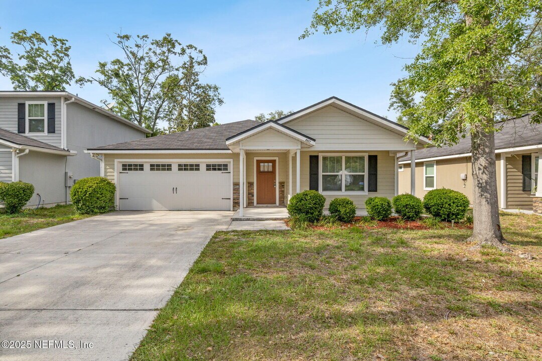 8037 Stuart Ave in Jacksonville, FL - Building Photo