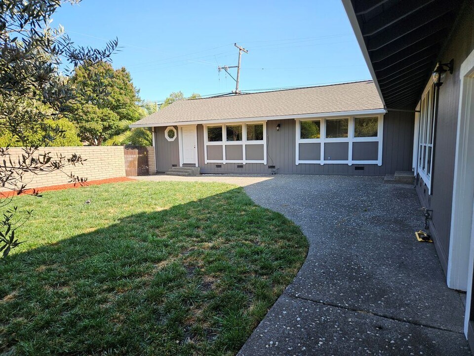 2203 Gainsborough Ave in Santa Rosa, CA - Building Photo