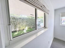 2827 SW 24th St, Unit 2728 in Miami, FL - Building Photo