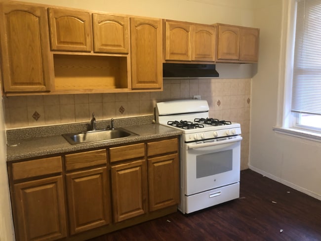 39 Henry St, Unit 3 in Passaic, NJ - Foto de edificio - Building Photo