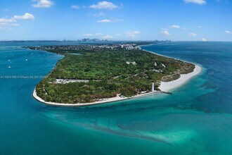 1121 Crandon Blvd in Key Biscayne, FL - Foto de edificio - Building Photo