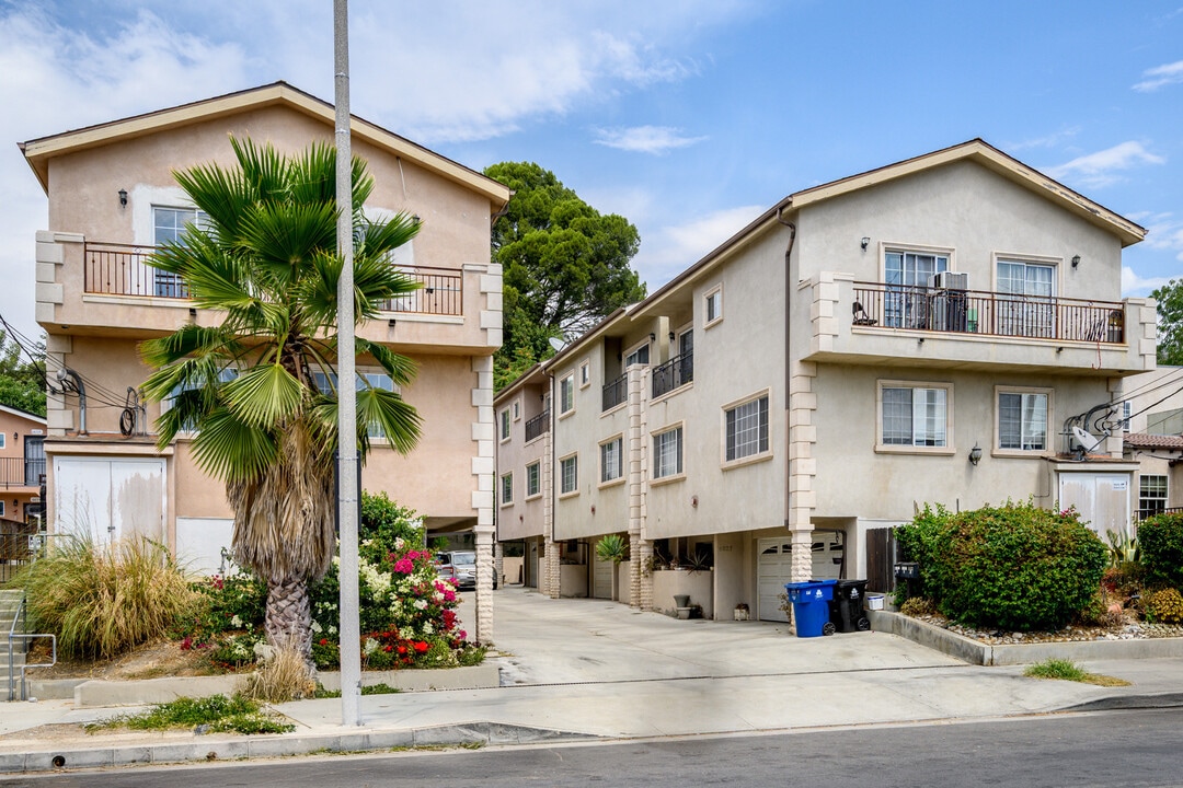 6827 Valmont St in Tujunga, CA - Building Photo