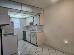 421 NE 1st St in Hallandale Beach, FL - Foto de edificio - Building Photo