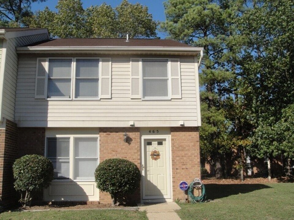 465 Bryson Ct in Newport News, VA - Building Photo