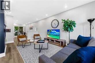 2258 Manchester Dr in Burlington, ON - Building Photo - Building Photo