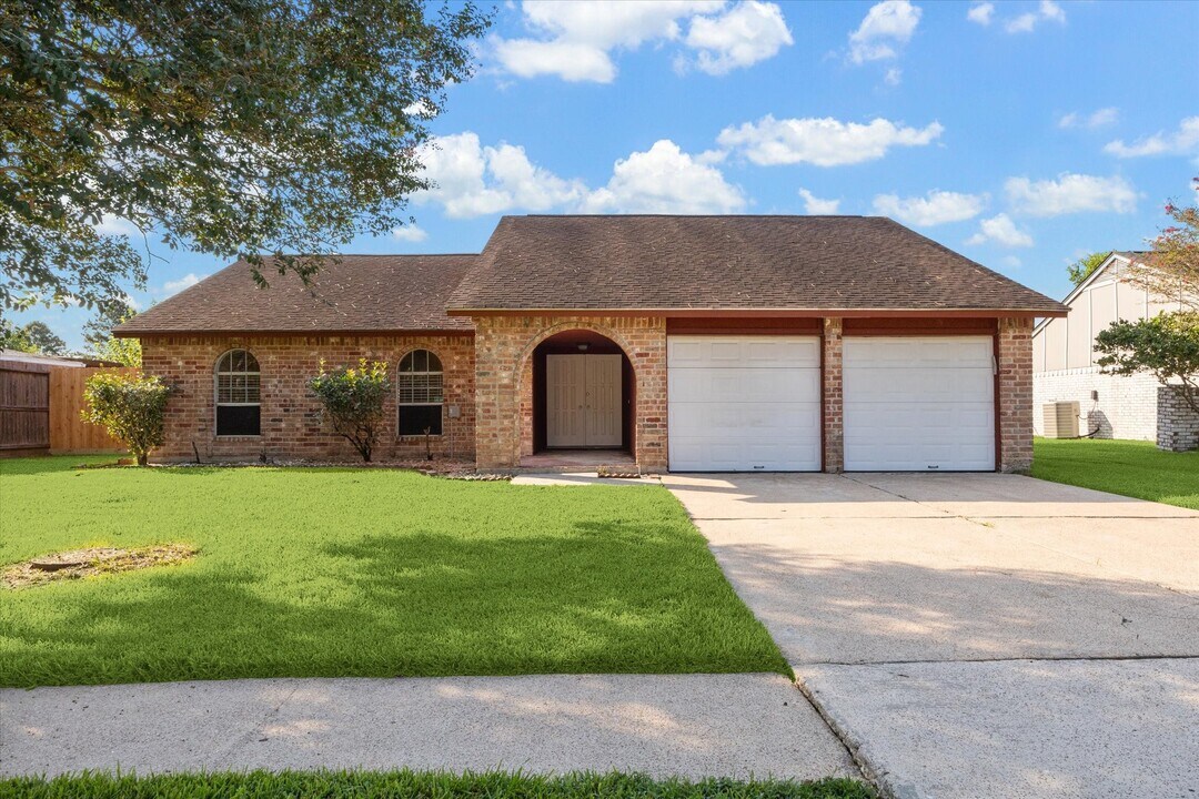 271 E Castle Harbour Dr in Friendswood, TX - Building Photo