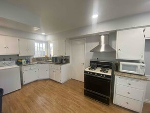 2304 E Virginia Ave in Anaheim, CA - Foto de edificio - Building Photo