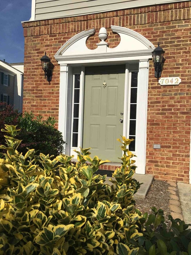 7042 Mead Lane in Raleigh, NC - Foto de edificio - Building Photo