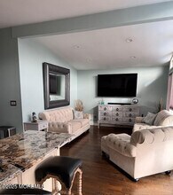 328 Maria Dr in Toms River, NJ - Foto de edificio - Building Photo