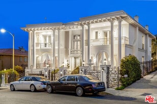 2229 Summitridge Dr in Beverly Hills, CA - Building Photo