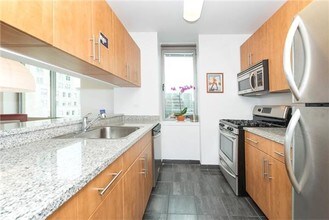 2 Gold St-Unit -2308 in New York, NY - Building Photo - Building Photo