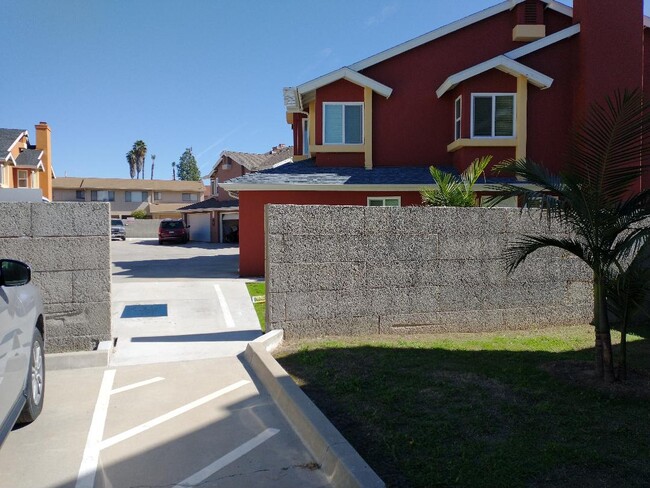 Hart Townhomes in El Cajon, CA - Foto de edificio - Building Photo