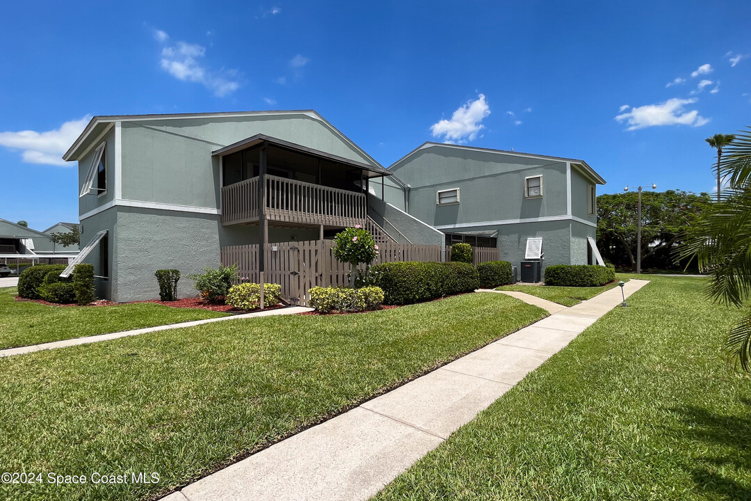 1121 Breezy Way in Sebastian, FL - Building Photo