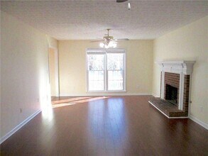 3040 Oak Meadow Dr in Snellville, GA - Building Photo - Building Photo