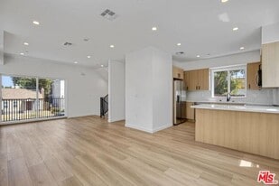 10828 Hesby St in Los Angeles, CA - Building Photo