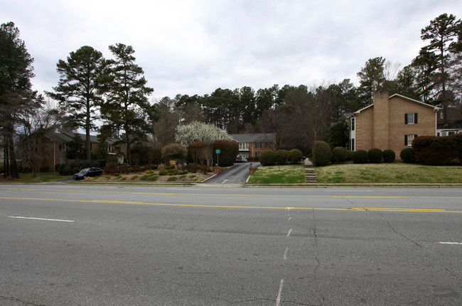 1515 E Franklin St in Chapel Hill, NC - Building Photo - Building Photo