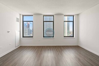 355 N Desplaines St in Chicago, IL - Foto de edificio - Building Photo