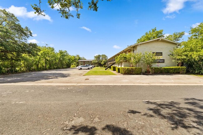 806 E 13th St in Georgetown, TX - Building Photo - Building Photo