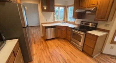8837 NE 149th Pl in Kenmore, WA - Building Photo - Building Photo