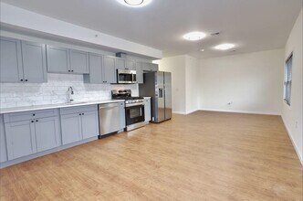 143 Zabriskie St in Jersey City, NJ - Building Photo - Building Photo