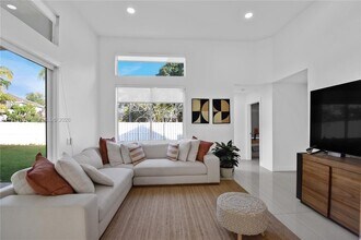 710 Lake Blvd in Weston, FL - Building Photo - Building Photo