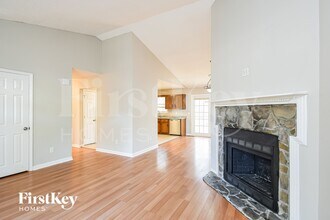 660 Cranberry Trail in Roswell, GA - Foto de edificio - Building Photo