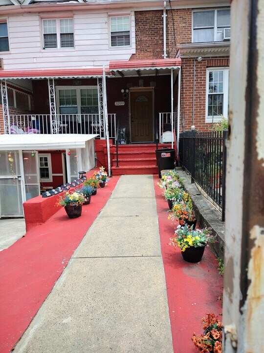 3209 69th St in Queens, NY - Building Photo