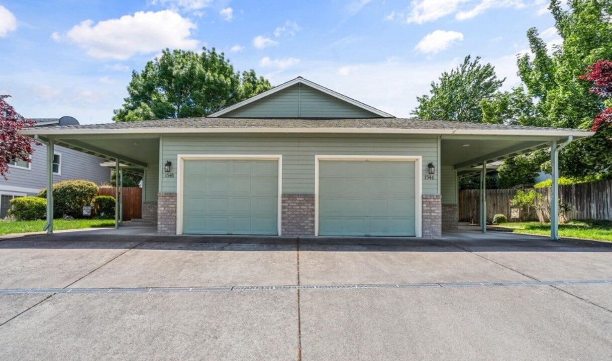 1546-1548 Skyhawk Ridge in Medford, OR - Building Photo