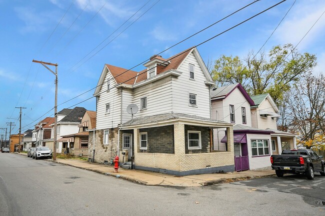 1243 Evans St in McKeesport, PA - Foto de edificio - Building Photo