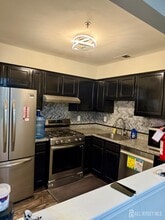 816 Waterford Dr in Edison, NJ - Building Photo - Building Photo